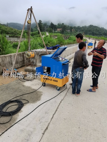 2020年7月6日，福建省福州市闽侯县孔元村桥桥梁施工项目部，采用了我公司CZB2×2-600型
系统、穿心式轻型千斤顶。